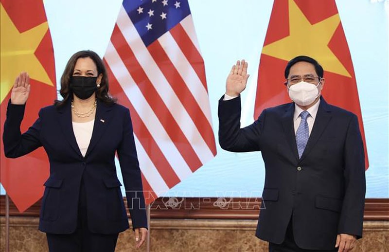 Thủ tướng Phạm Minh Chính đón Phó Tổng thống Hoa Kỳ Kamala Harris. Ảnh: Dương Giang/TTXVN