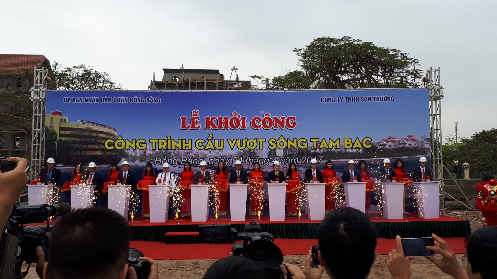 Ông Thắng đã tặng thành phố một cây cầu. Từ đó ông có biệt danh “Ông Thắng xây cầu”