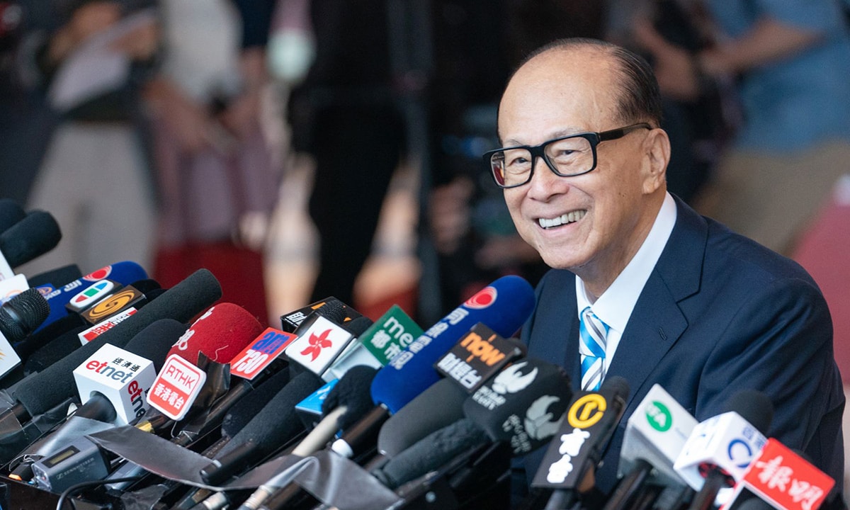 Ông Lý Gia Thành là tỷ phú, nhà đâu tư, nhà tư bản công nghiệp và nhà từ thiện người Hồng Kông.