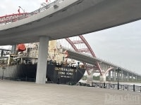 Hải Phòng: Hy hữu tàu biển nằm gọn dưới cầu nghìn tỷ
