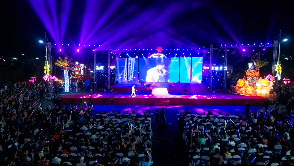 Đêm nhạc Halloween Music Festival 2020 diễn ra tại sân khấu sự kiện ven biển