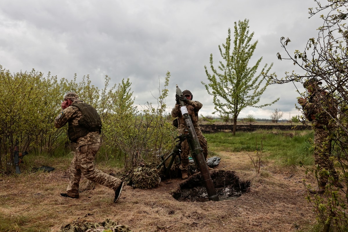 Quân đội Ukraine ở vùng Kharkov của Ukraine vào ngày 9/5. Ảnh: Reuters.