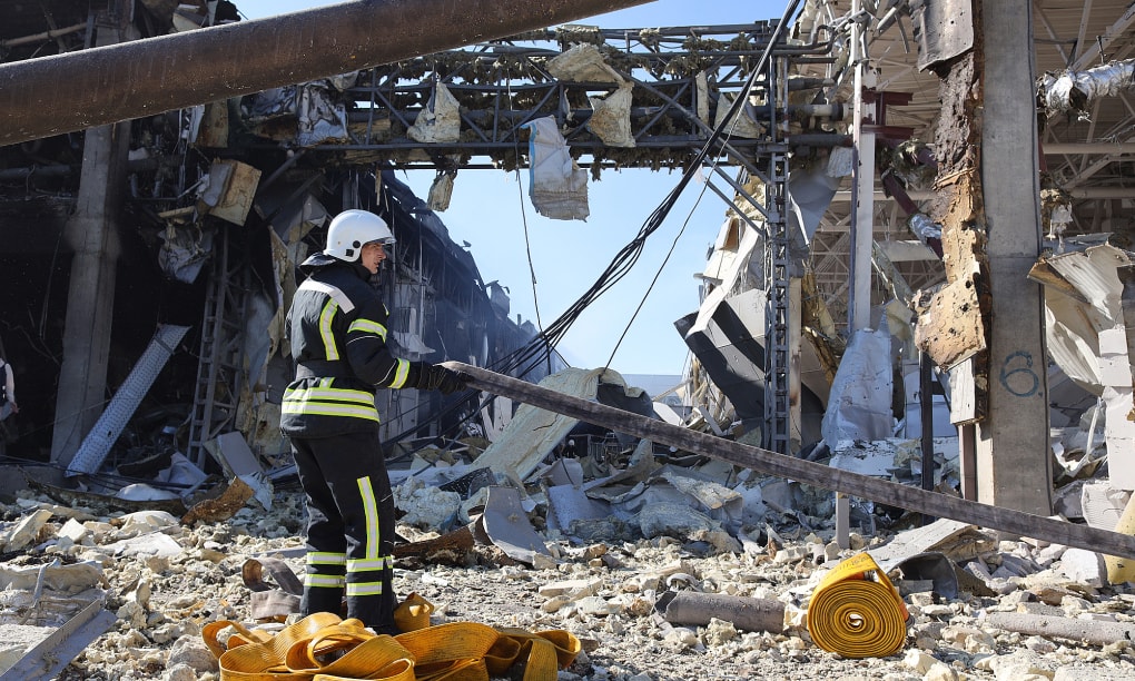 Nhân viên cứu hộ tại một đống đổ nát ở thành phố Odessa, Ukraine hôm 10/5. Ảnh: AFP.