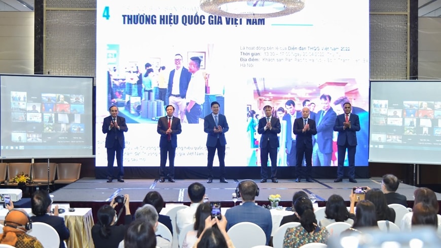 Các đại biểu thực hiện Lễ khởi động Tuần lễ Thương hiệu quốc gia 2022 hưởng ứng Ngày Thương hiệu Việt Nam (20/4/2022). Ảnh: TUẤN ANH 