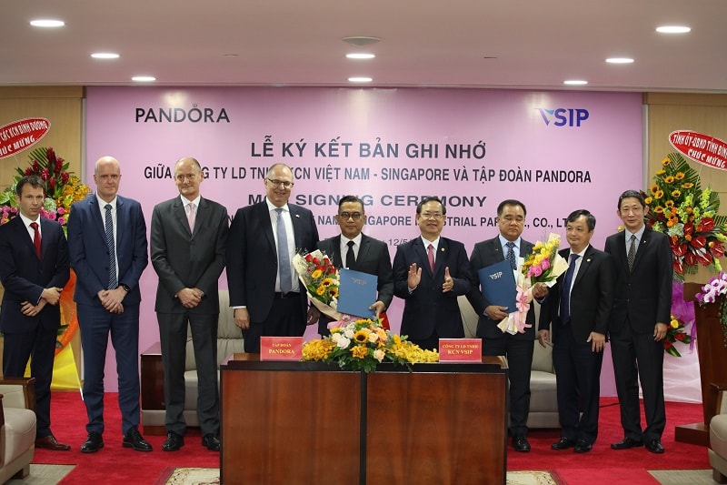 Lễ ký kết đầu tư của Pandora và VSIP (Bình Dương) với ông Kim Højlund Christensen, Đại sứ Đan Mạch tại Việt Nam