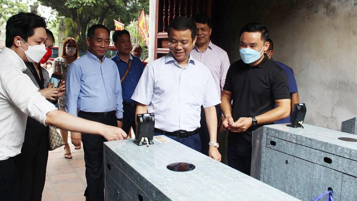 Phó Tổng cục trưởng Nguyễn Lê Phúc trải nghiệm quét mã QR thay vé vào cửa tại Văn Miếu - Quốc Tử Giám.