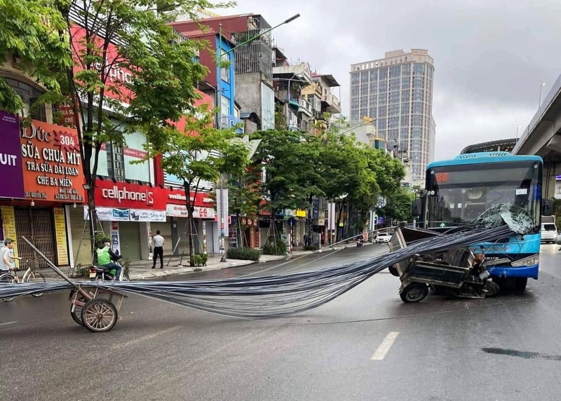 Hiện trường xe ba gác chở sắt gây tai nạn cho xe buýt.