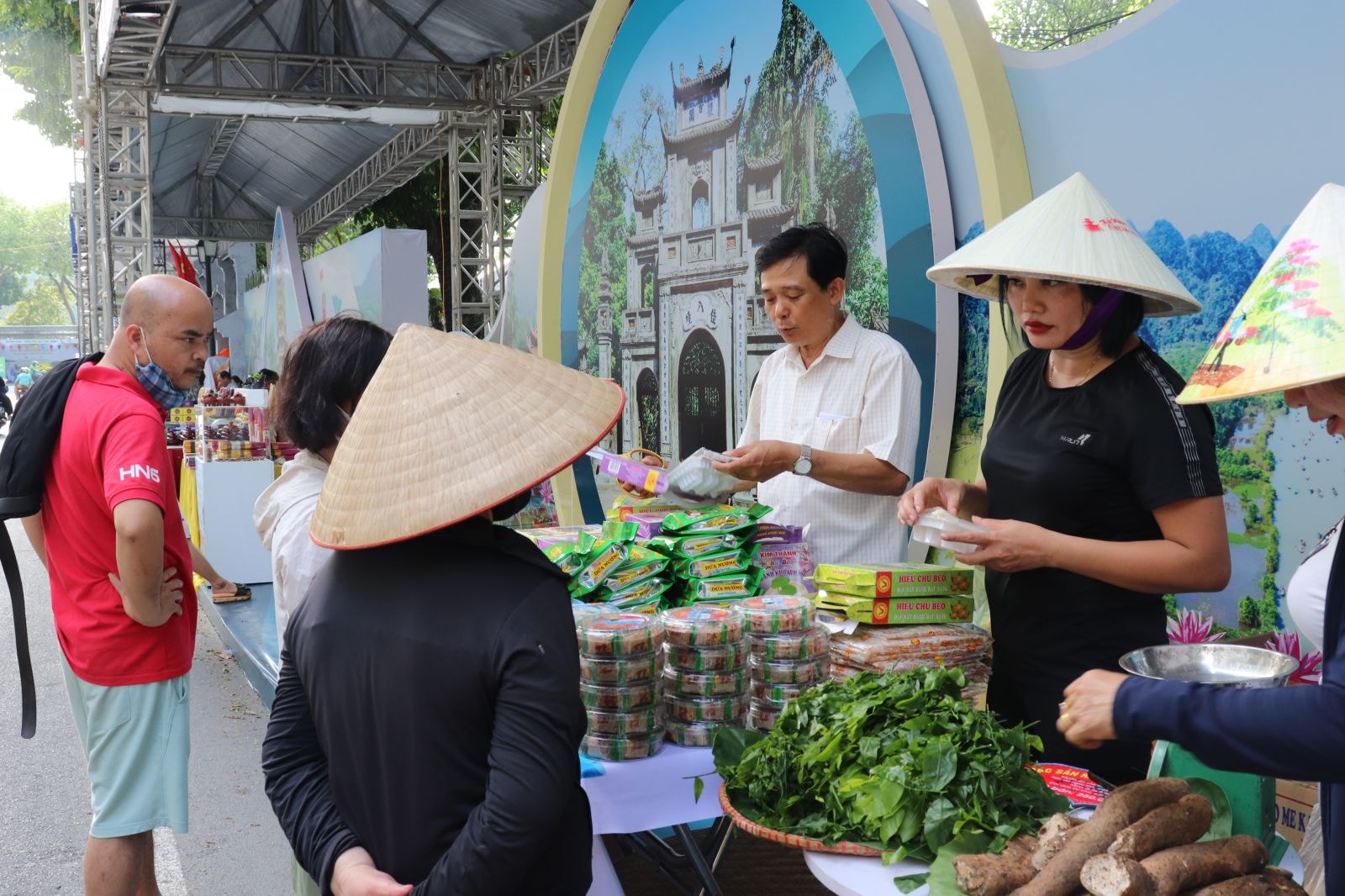 Các gian hàng tại Lễ hội đều vô cùng nhộn nhịp du khách đến tham quan.