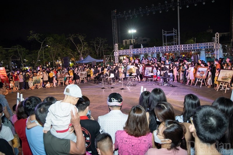 Chương trình Festival âm nhạc đường phố 2022, thu hút rất đông người dân tham dự. Đây là hoạt động nằm trong chuỗi các sự kiện thuộc Lễ hội Hoa Phượng Đỏ Hải Phòng 2022 (Ảnh: Hồng Nhung)