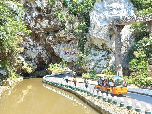 Khu du lịch Cổng trời Đông Giang hiện đang nhận nhiều ý kiến trái chiều liên quan đến việc quản lý xây dựng, bảo về rừng... 