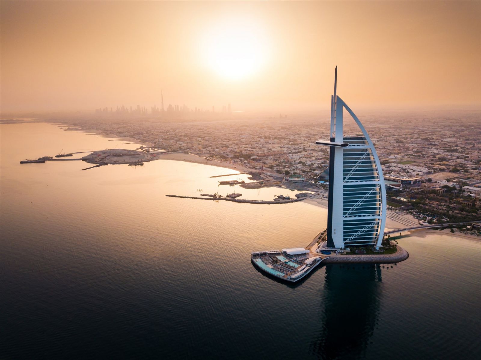 Khách sạn 7 sao Burj Al Arab là điểm đến yêu thích của các tỷ phú, ngôi sao nổi tiếng thế giới.