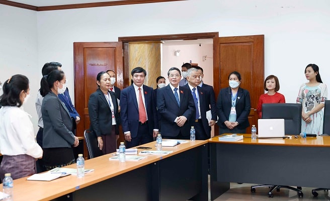 Phó Chủ tịch Quốc hội Nguyễn Đức Hải bày tỏ vui mừng và vinh dự được đến thăm lớp học tiếng Việt đầu tiên dành cho các cán bộ, nhân viên Văn phòng Quốc hội Lào. 