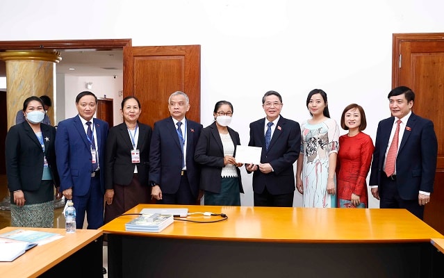 Phó Chủ tịch Quốc hội Nguyễn Đức Hải thăm Lớp học tiếng Việt – khoá 1, của Văn phòng Quốc hội Lào.