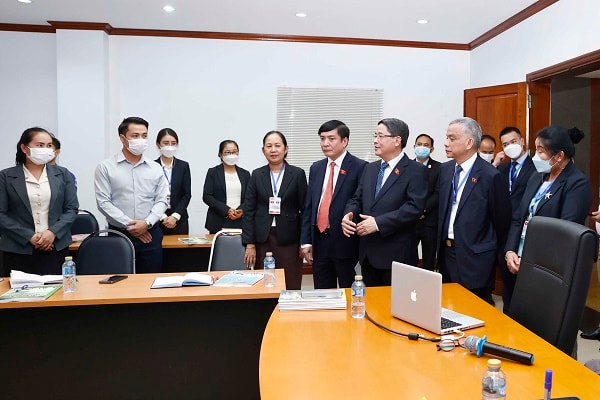 Phó Chủ tịch Quốc hội Nguyễn Đức Hải bày tỏ khi đến thăm lớp học tiếng Việt cho cán bộ, nhân viên Văn phòng Quốc hội Lào.
