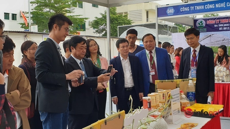 Lê Trọng Kha (trái) và Bộ trưởng Bộ NN&PTNT Lê Minh Hoan tại một triển lãm nông nghiệp ở Hà Nội.