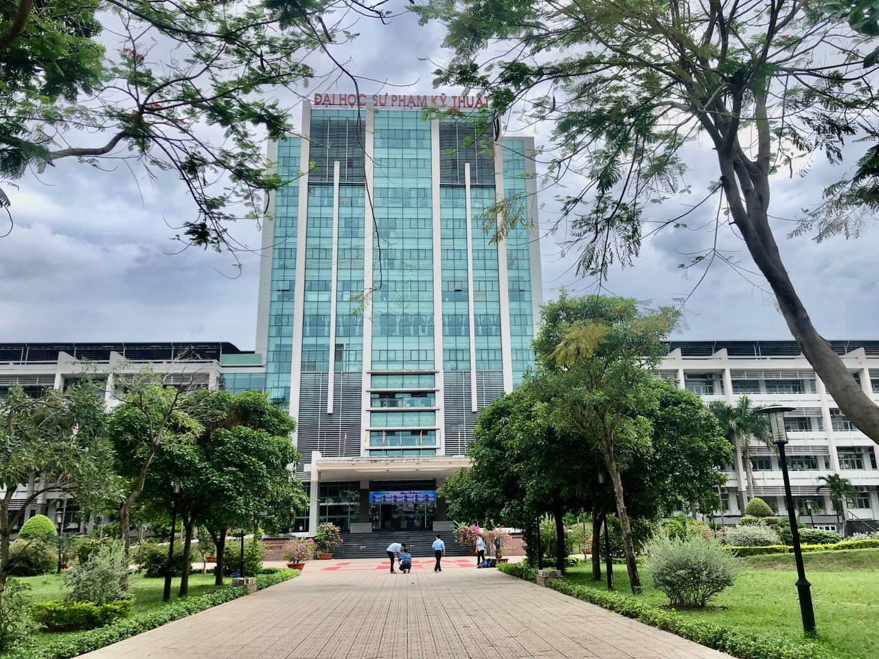 Việt Bộ GDĐT liên tục ra văn bản “thúc ép” Trường ĐH Sư phạm Kỹ thuật TP.HCM phôi phục chức vụ Phó Hiệu trưởng cho người có nhiều vi phạm về tài chính, khiến dư luận đặt nhiều câu hỏi về sự “công tâm” của Bộ đối với công tác nhân sự của trường này.