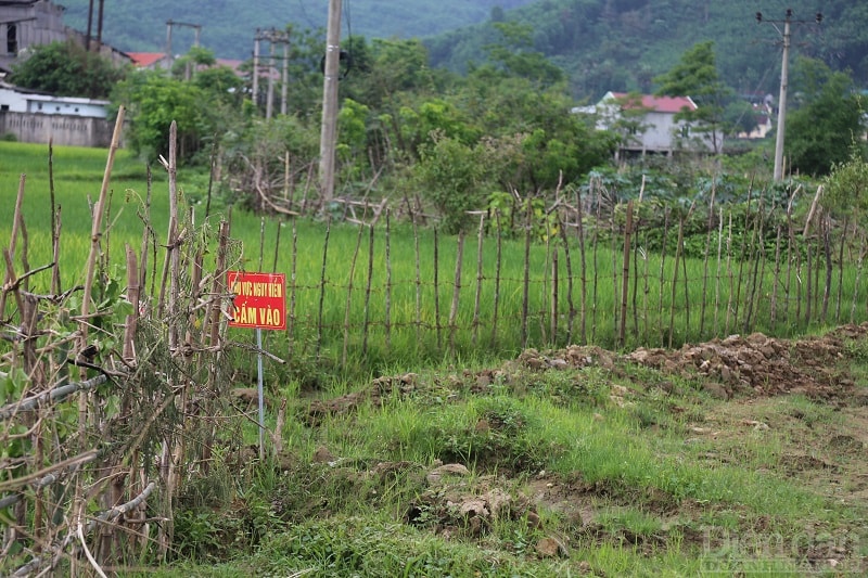 Hố tử thần xuấ hiện trên cánh đồng bản Na Noong và bản Công sau khi người dân làm đồng nghe tiếng nổ lớn.