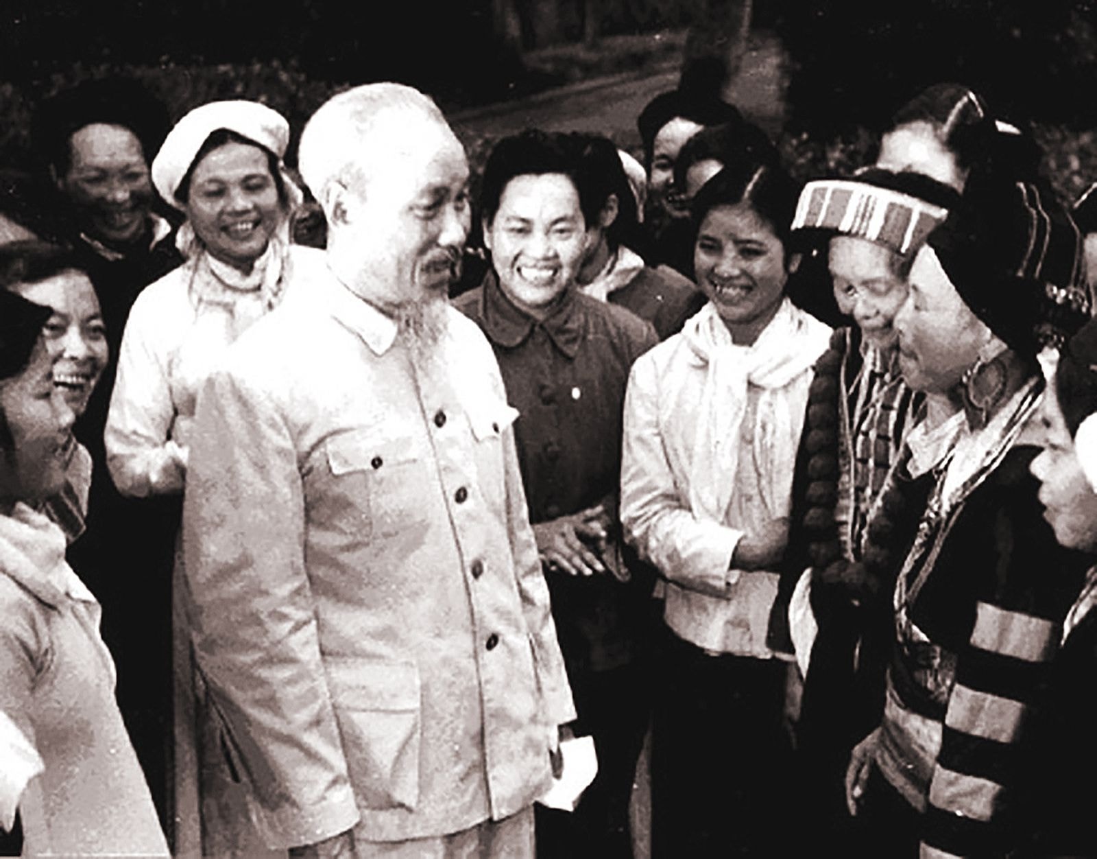  Chủ tịch Hồ Chí Minh trao đổi với đại biểu phụ nữ các dân tộc thiểu số Tây Bắc năm 1959. Ảnh tư liệu