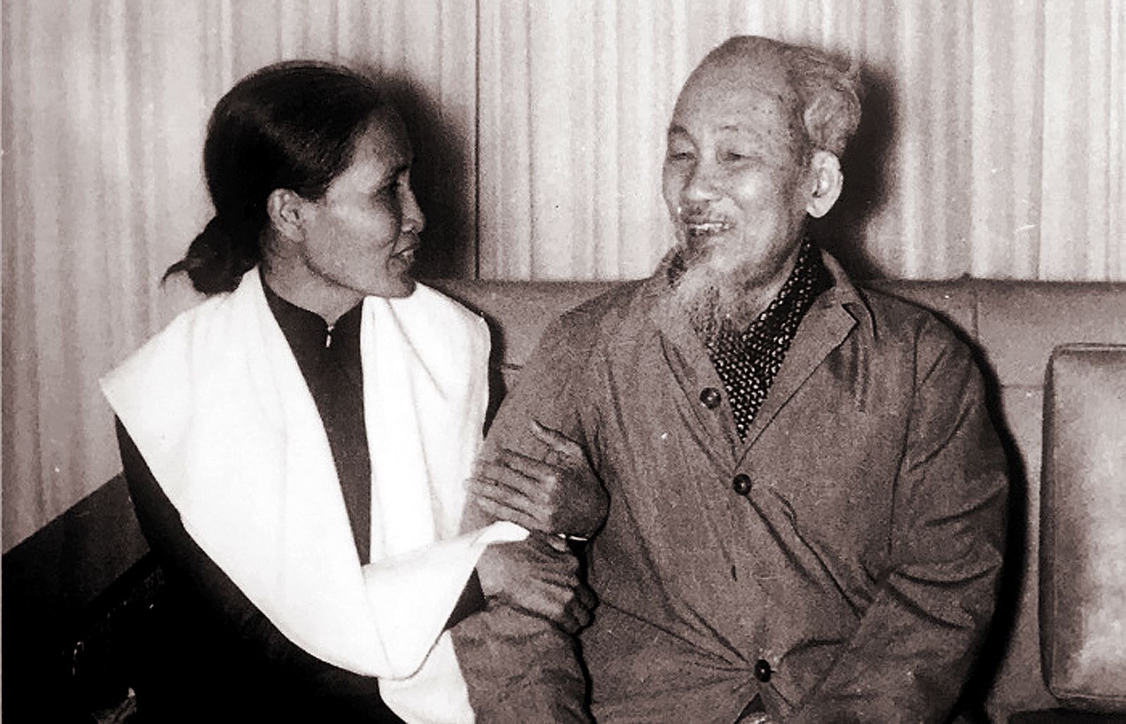 p/Chủ tịch Hồ Chí Minh trò chuyện với chị Nguyễn Thị Ráo, thành viên đoàn đại biểu Mặt trận dân tộc giải phóng miền Nam Việt Nam tại Hà Nội, tháng 2/1969. Ảnh: TL