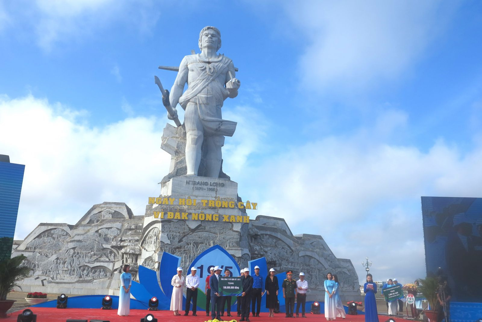 Đại diện các đơn vị, nhà tài trợ lên sân khấu trao bảng tặng cây và ủng hộ đồng hành cùng chuỗi sự kiện Chương trình nghệ thuật mừng sinh nhật Bác Hồ và Ngày hội trồng cây “Vì Đắk Nông xanh