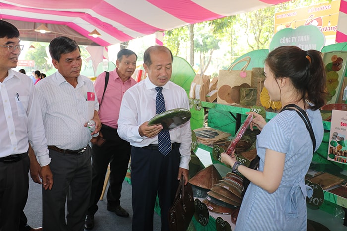 Lãnh đạo tỉnh tham quan các gian hàng trưng bày sản phẩm OCOP