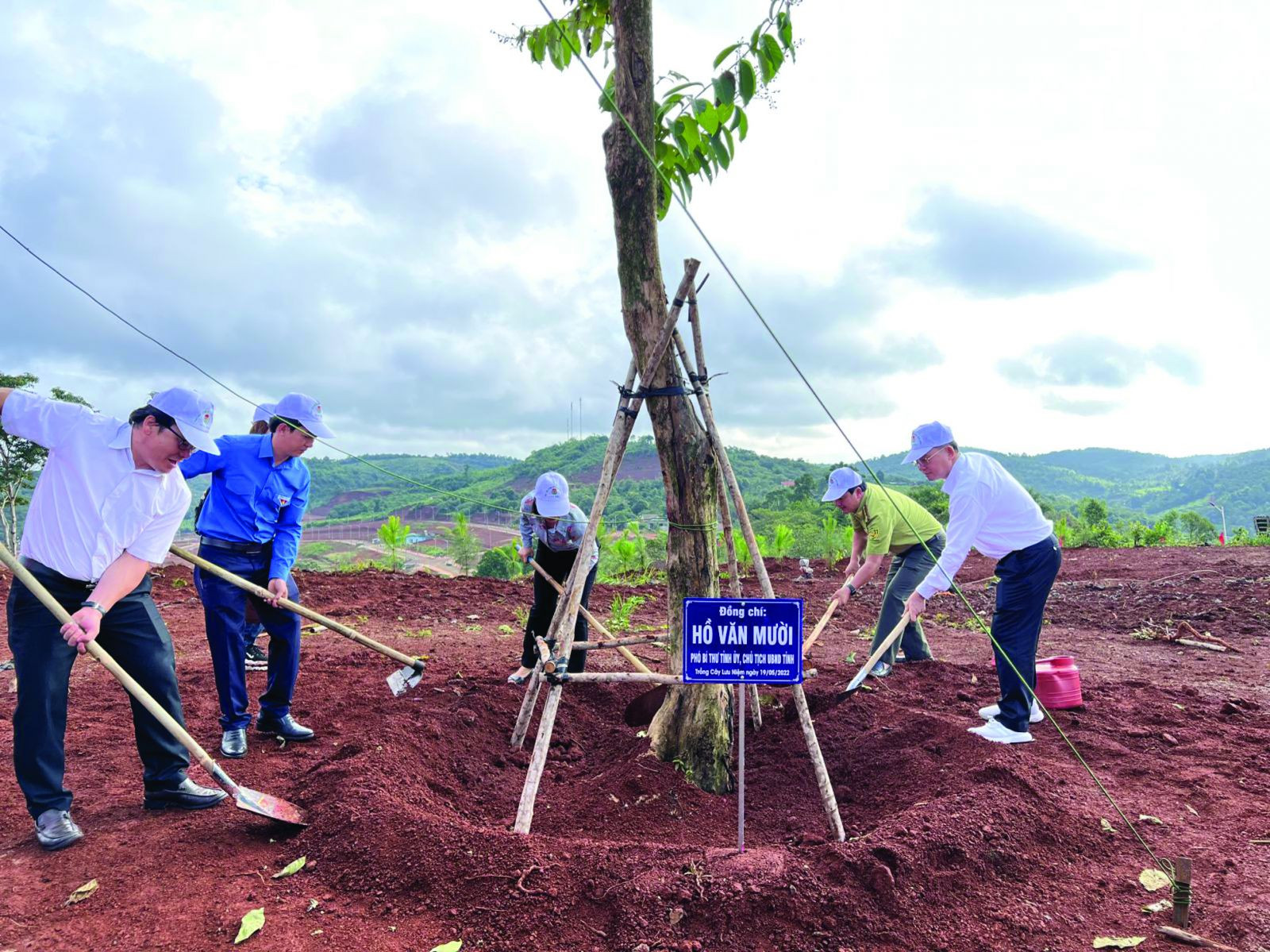  Ông Hồ Văn Mười, Chủ tịch UBND tỉnh Đắk Nông (bìa phải) trồng cây tại Lễ phát động “Tết trồng cây đời đời nhớ ơn Bác Hồ” 