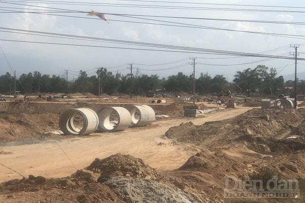 Việc thu hồi đất thổ cư để đầu tư các công trình gặp nhiều vướng mắc khó khăn do khiếu kiện kéo dài.