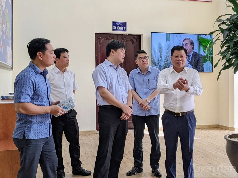 Ông Hoàng Minh Cường - Phó Chủ tịch UBND TP Hải Phòng kiểm tra bộ phận một cửa của BQL KKT Hải Phòng