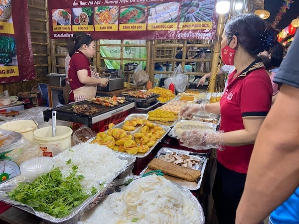 Lễ Hội quy tụ các sản phẩm đặc sắc làng nghề, những ẩm thực tinh hoa nổi tiếng đất Kinh kỳ. 