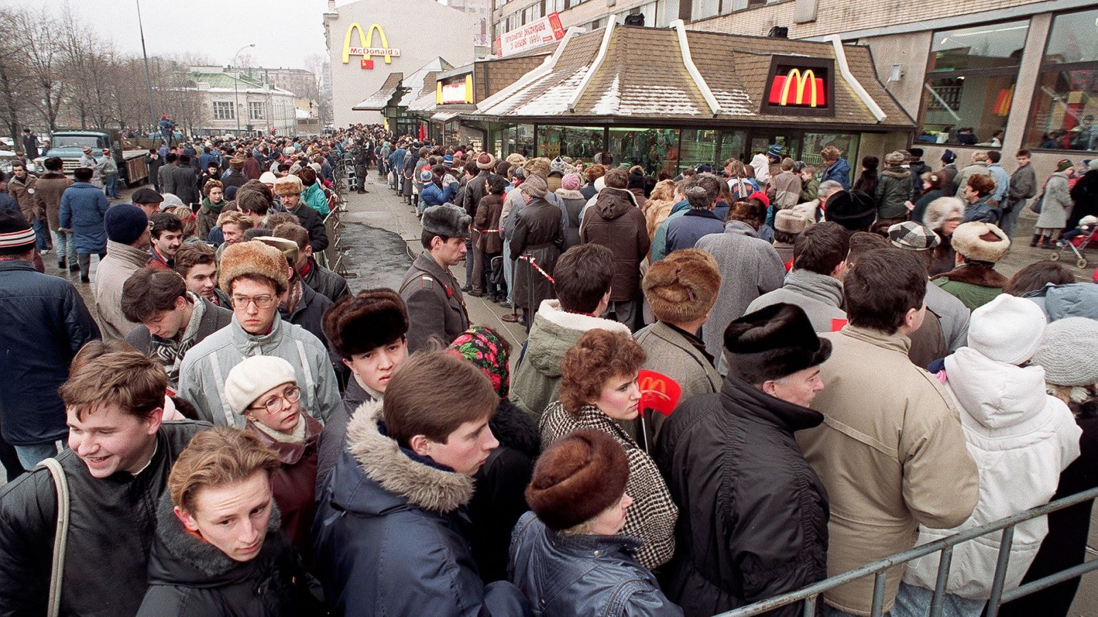 Gần 30.000 người đã xếp hàng tại cửa hàng McDonald’s ở Quảng trường Pushkin ở Moscow vào ngày khai trương. 