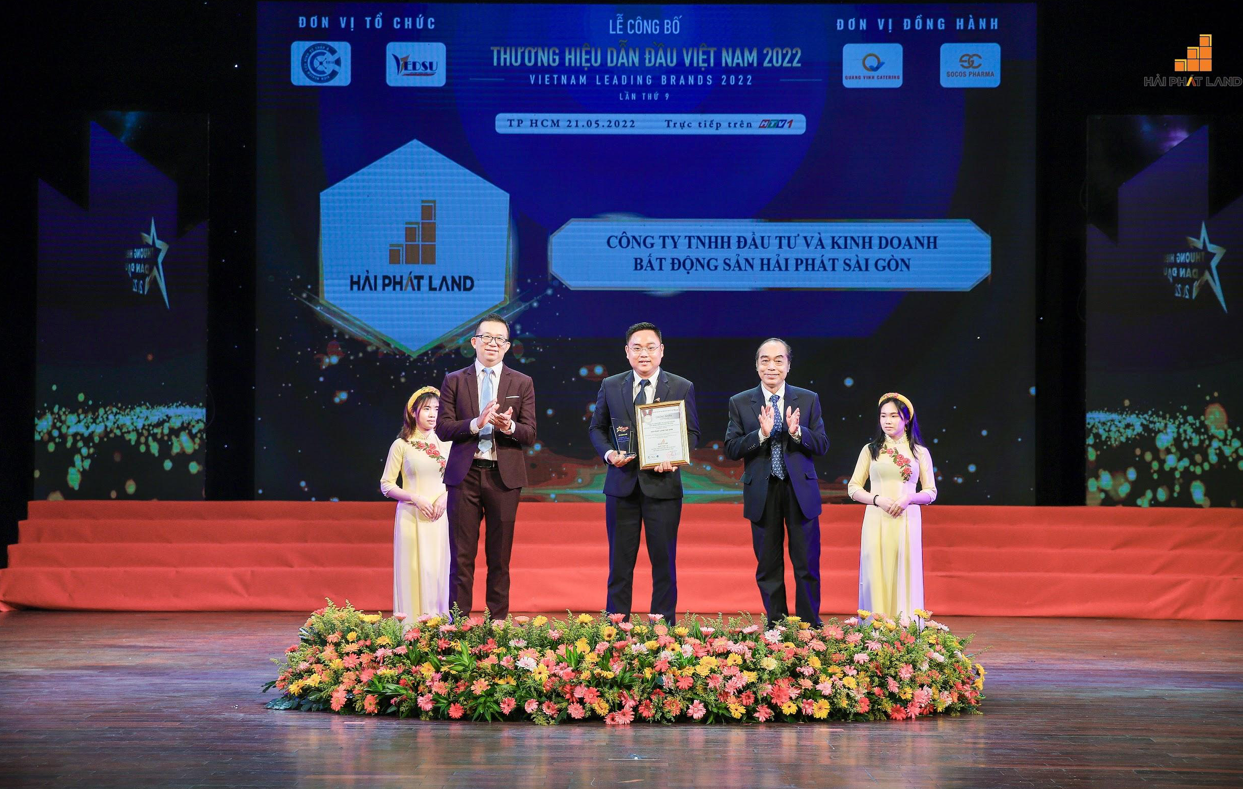 Ông Phùng Thành Phú - Giám đốc Kinh doanh và Tiếp thị đại diện Hải Phát Land Sài Gòn nhận giải thưởng Top 10 Thương hiệu dẫn đầu Việt Nam 2022.