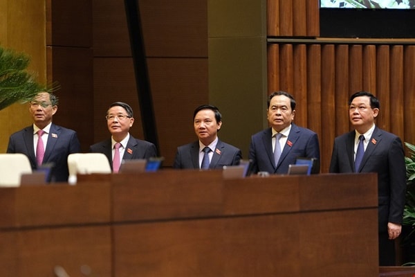 Các đại biểu Quốc hội thực hiện nghi Lễ chào cờ.