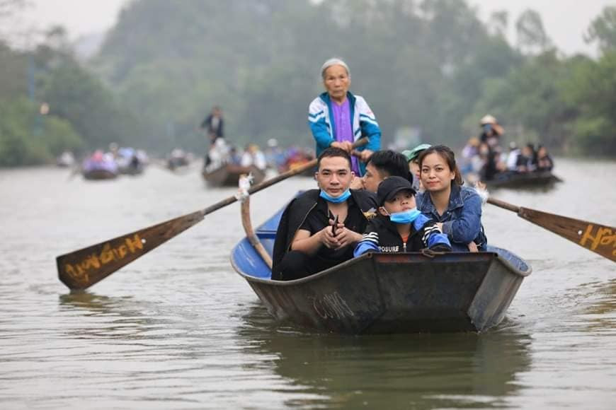 Dòng người nuôi đuôi nhau về trẩy hội Chùa Hương