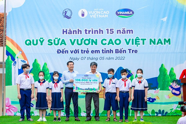 Đại diện Vinamilk và Quỹ sữa trao tặng 106.000 ly sữa cho các em nhỏ có hoàn cảnh khó khăn tại tỉnh Bến Tre.