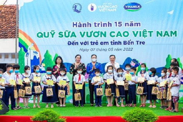 Nhiều phần quà và học bổng cũng được Quỹ sữa và các đại biểu trao tặng, như lời động viên các em học sinh học tập tốt.p/