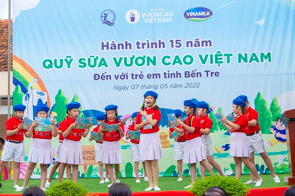 Nhiều tiết mục văn nghệ đáng yêu đã được các em học sinh biểu diễn dành tặng các đại biểu.