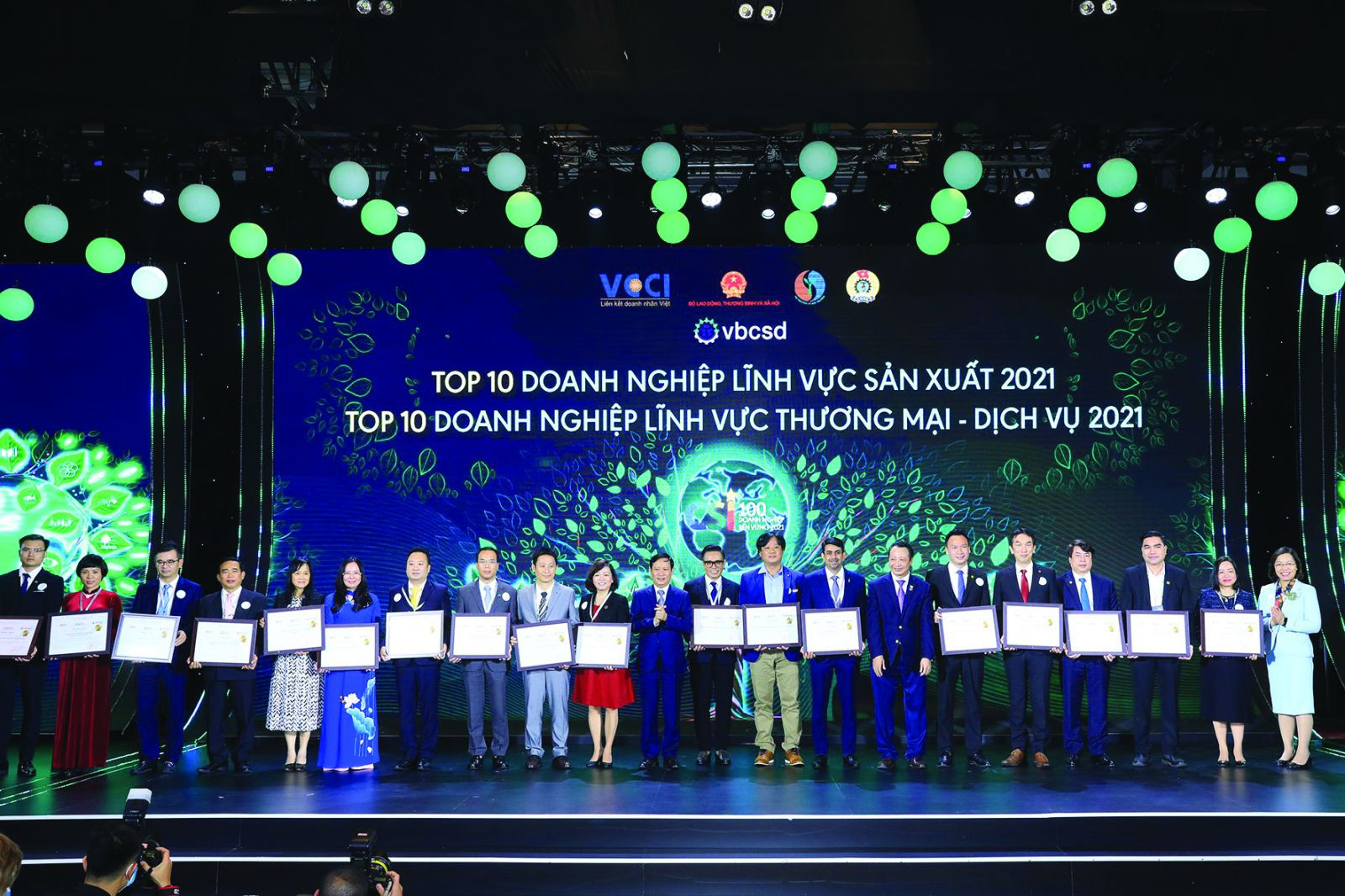  Lãnh đạo VCCI trao giải thưởng Top 10 doanh nghiệp bền vững trong lĩnh vực sản xuất, thương mại- dịch vụ 2021. 