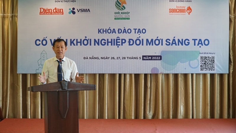 Ông Lý Đình Quân -Tổng Giám đốc Trung tâm ươm tạo Khởi nghiệp Sông Hàn – Song Han Incubator, Phó Chủ tịch Hội đồng Cố vấn khởi nghiệp đổi mới sáng tạo Quốc gia – VSMAp/phát biểu tại buổi khai giảng 