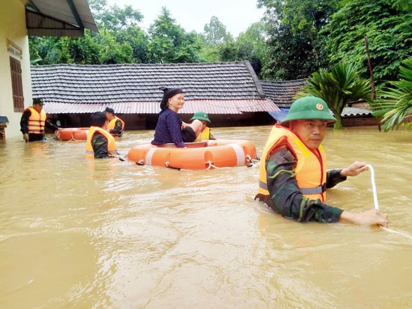 Lực lượng vũ trang huyện Tam Đảo (tỉnh Vĩnh Phúc) di chuyển người già và trẻ nhỏ tới nơi an toàn - Ảnh: Hải Yến/Tuổi trẻ