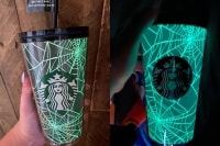 Vì sao ly cốc Starbucks rất… có giá?