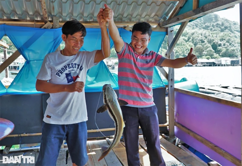 Du khách Chí Công (ở Hậu Giang) phấn khích câu được con cá bớp tại bè (Ảnh: Bảo Kỳ).