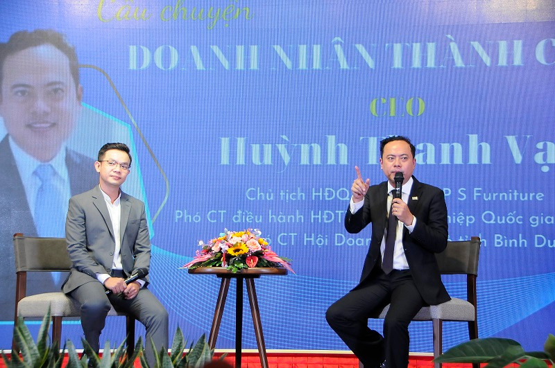 Doanh nhân Huỳnh Thanh Vạn chia sẻ câu chuyện doanh nhân thành công với sinh viên trường ĐH Nông Lâm TP.HCM - Ảnh: Đình Đại.