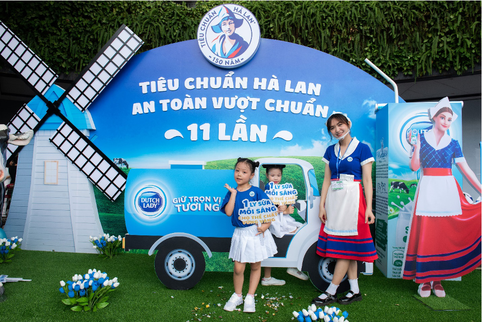 Thử thách “1 ly sữa mỗi sáng – Tươi như uống tại nông trại Hà Lan” là nơi các bé trải nghiệm sữa ngon cùng Cô Gái Hà Lan – hình ảnh thân quen của bao thế hệ người Việt