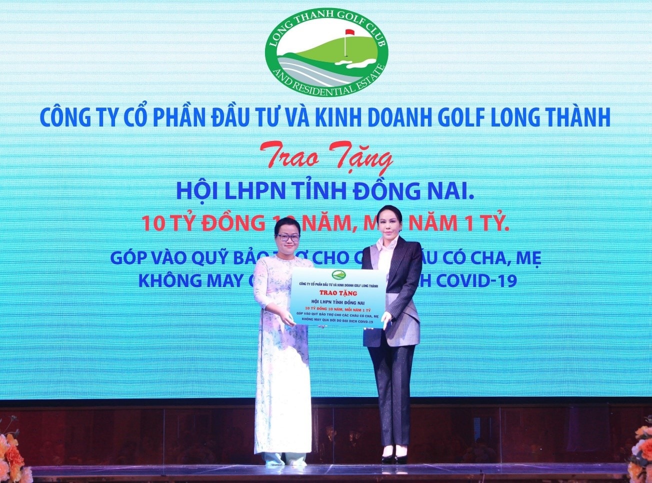 Bà Lê Nữ Thùy Dương – Phó Chủ tịch HĐQT Golf Long Thành trao bảng biểu trưng tài trợ cho đại diện Hội Liên hiệp Phụ nữ tỉnh Đồng Nai.