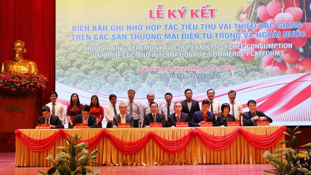 Lễ ký kết biên bản ghi nhớ hợp tác tiêu thụ vải thiều Bắc Giang năm 2022 trên các sàn thương mại điện tử và nền tảng online và Lễ cắt băng xuất hành vải thiều Bắc Giang tiêu thụ tại thị trường trong và ngoài nước