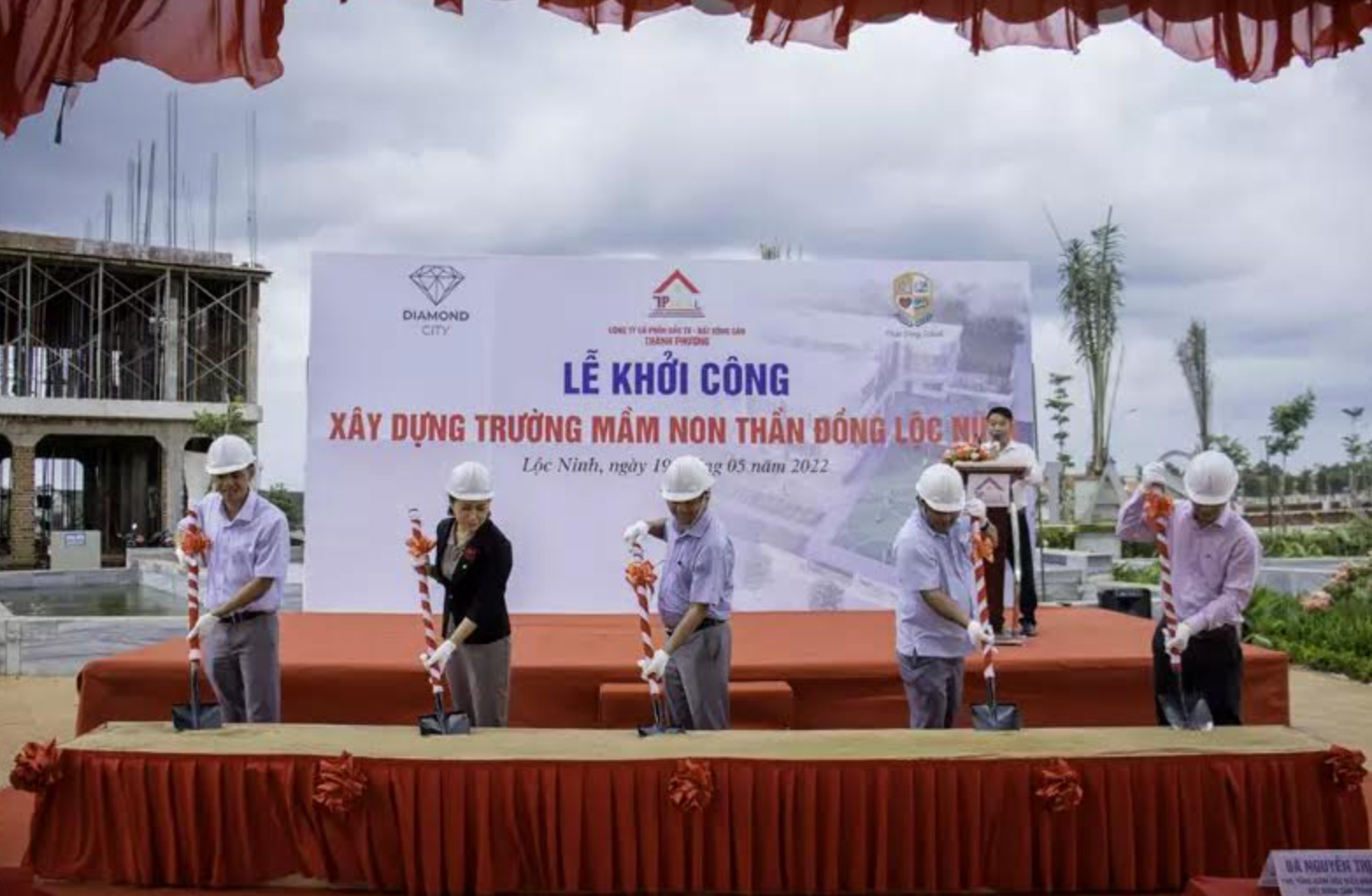 Lễ khởi công Trường mầm non chất lượng cao Thần Đồng Lộc Ninh thuộc dự án Diamond City. 