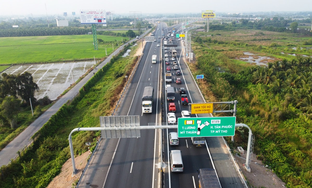 Đến nay, trong toàn vùng mới hoàn thành khoảng 91 km đường bộ cao tốc (đoạn TP. HCM - Trung Lương - Mỹ Thuận).