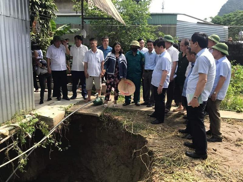 Đoàn lãnh đạo tỉnh Nghệ An đã kiểm tra hiện trường hố “tử thần” xuất hiện tại nhà dân ở xã Châu Hồng