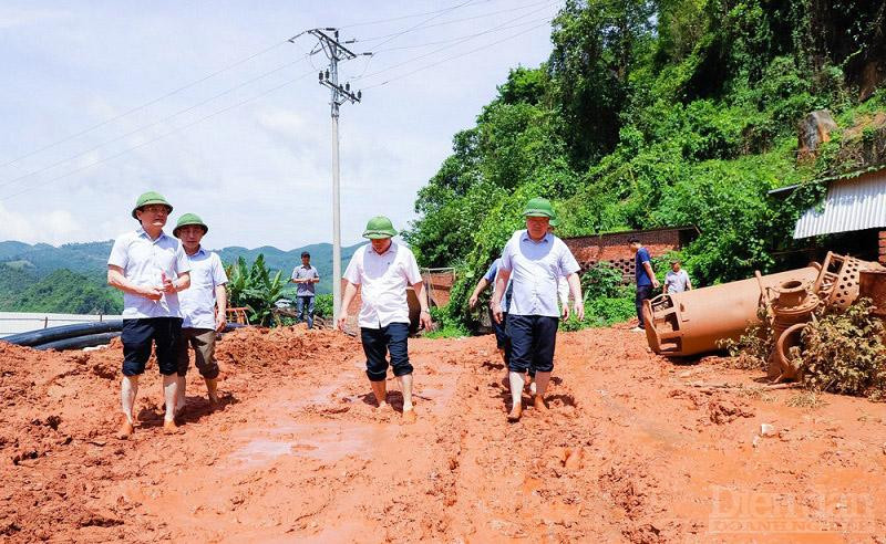 : Chủ tịch UBND tỉnh Nghệ An Nguyễn Đức Trung (áo trắng ngoài cùng bên phải) đã kiểm tra thực địa khu vực hầm mỏ, khai thác quặng của Công ty CP Tân Hoàng Khang