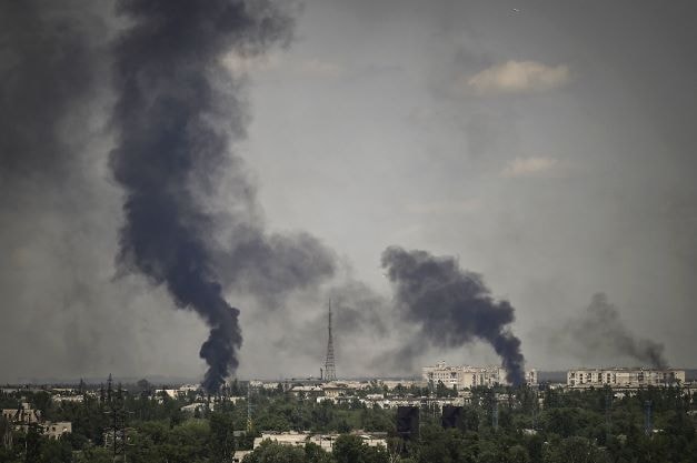 Khói bốc lên từ thành phố Severodonetsk. Nguồn: AFP